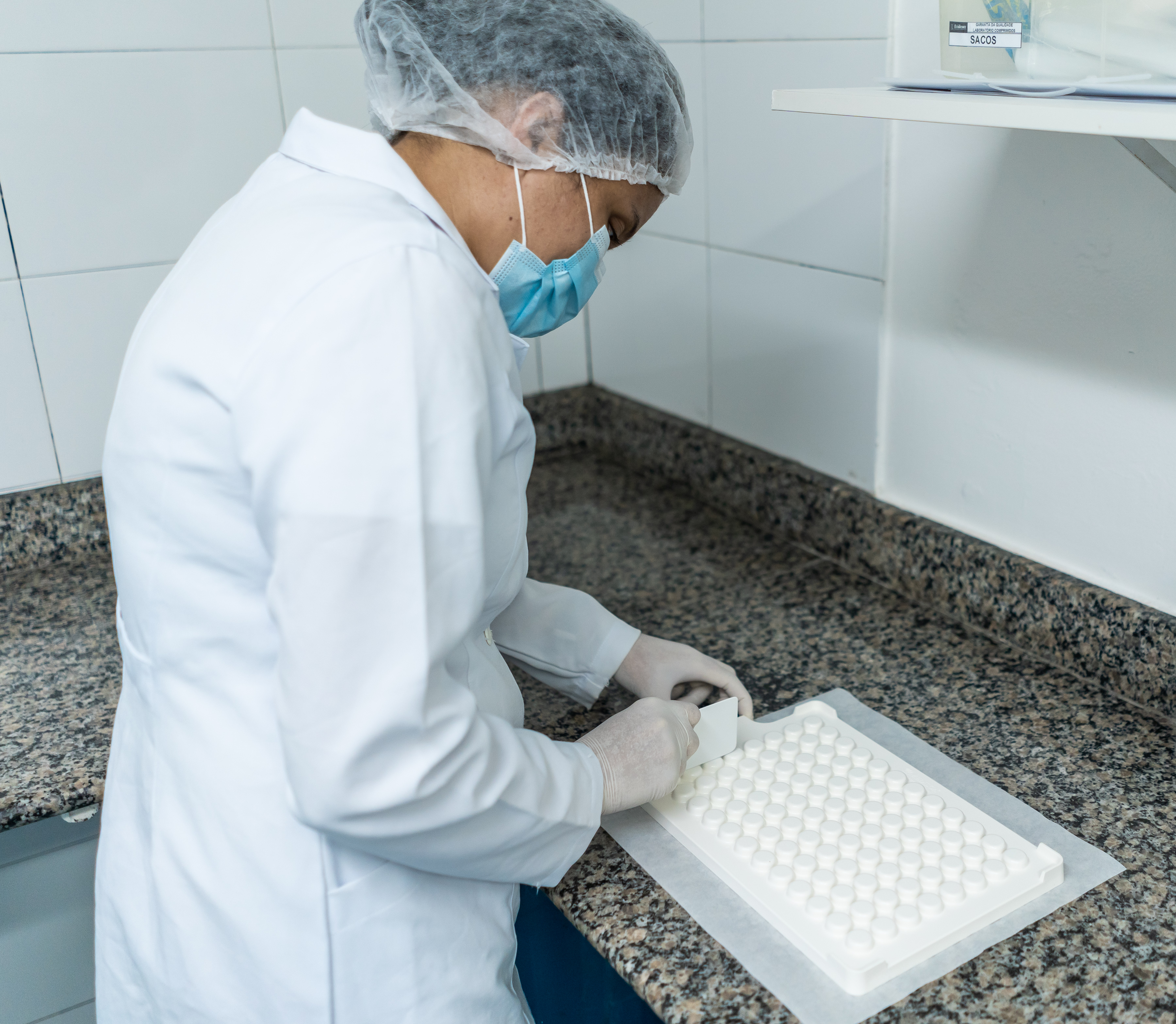 Farmacêutica da equipe OmegaTec trabalhando na produção